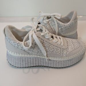 Universal Thread brand platform sneakers